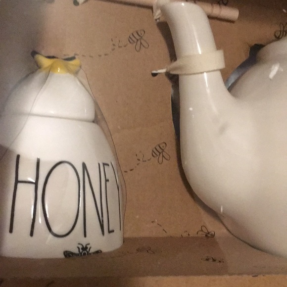Rae Dunn 2Pk tea pot and honey pot gift set - Picture 3 of 4